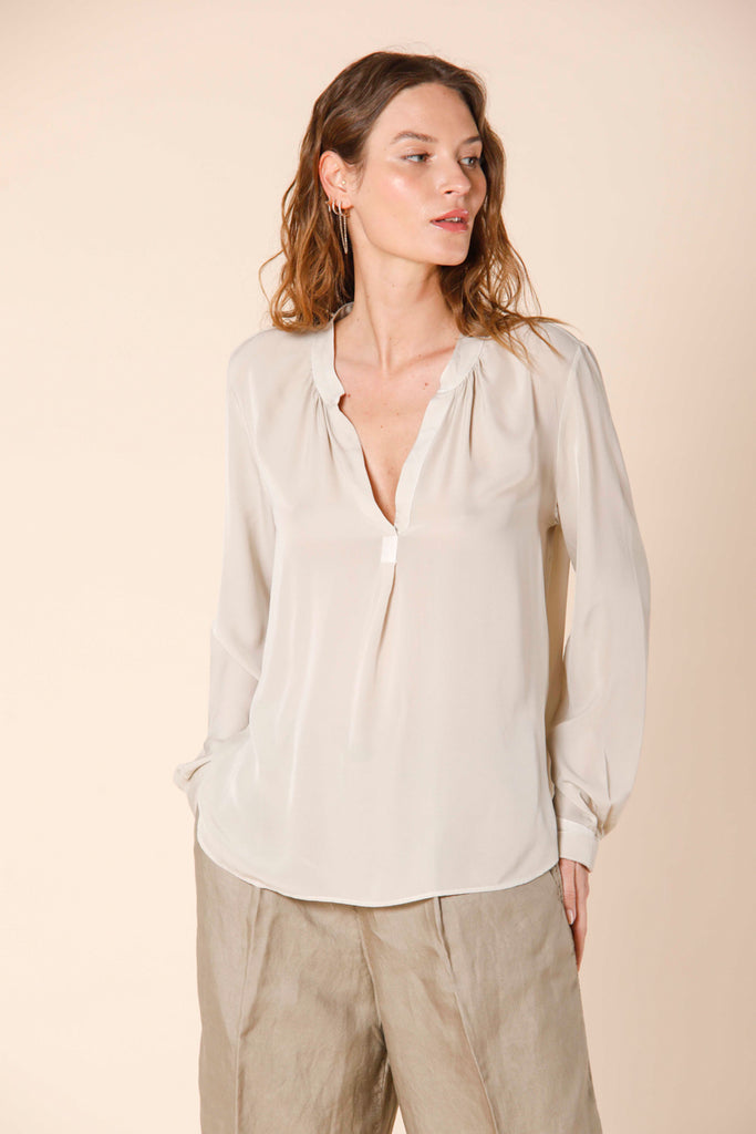 immagine 1 di camicia da donna a manica lunga in popeline modello Adele colore beige chiaro di Mason's 