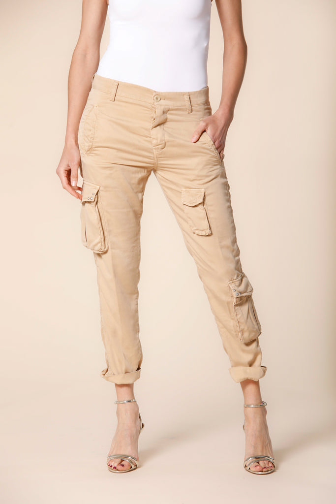 immagine 1 di pantalone cargo donna in tencel con borchie modello asia snake colore kaki scuro relaxed fit di mason's 