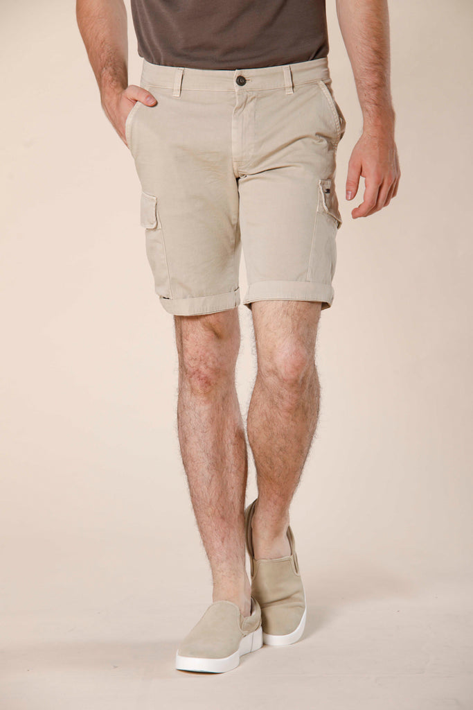 Immagine 1 di bermuda cargo uomo modello chile in raso stretch colore beige chiaro di Mason's