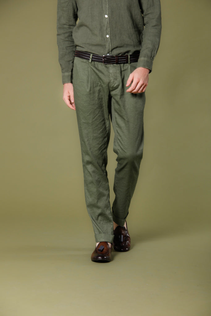 Immagine 1 di pantalone chino da uomo in twill di lino e cotone color verde modello Genova Style di Mason's