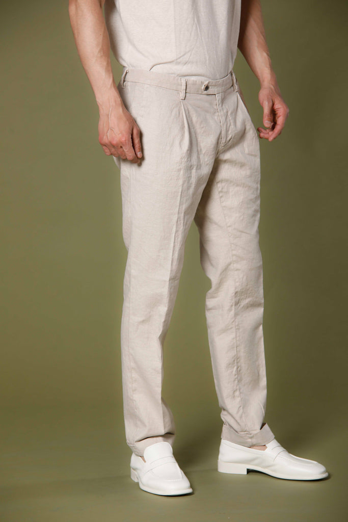 Immagine 1 di pantalone chino uomo in lino e cotone colore stucco con microfantasia modello Genova Style di Mason's