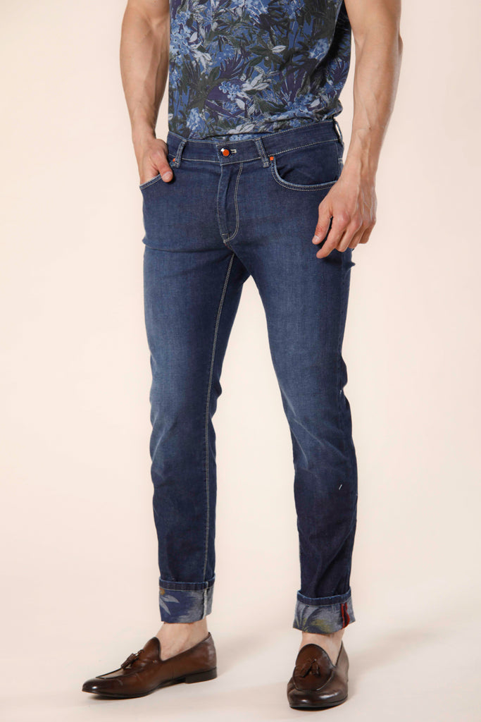 immagine 1 di pantalone uomo in denim stretch con pattern fiore modello harris 5 tasche colore blu navy slim fit di Mason's 