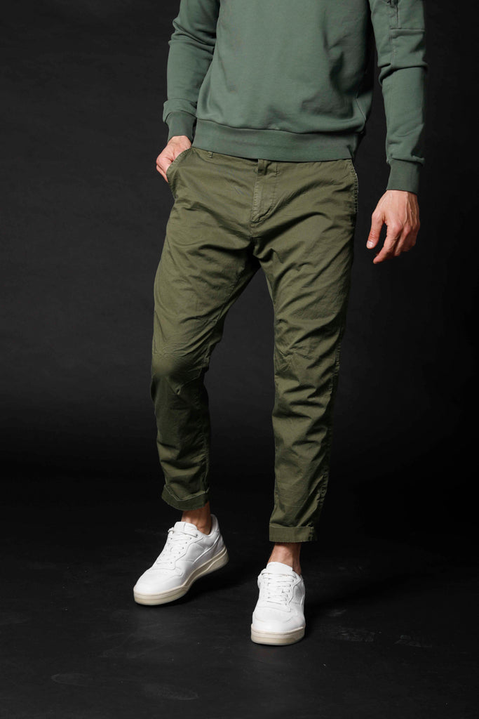 immagine 1 di pantalone chino uomo in twill stretch limited edition modello John Coolkhinos colore verde carrot fit di Mason's 