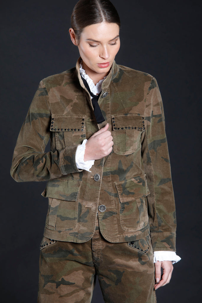 immagine 1 di giacca da donna in velluto pattern camouflage  modello Karen di Mason's 