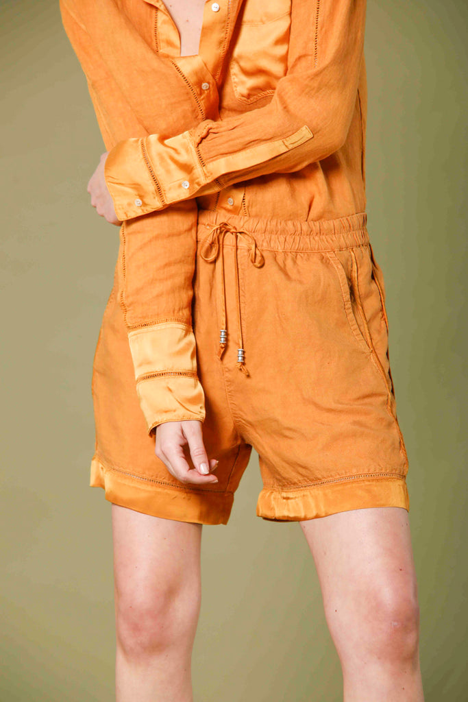 immagine 1 di bermuda chino donna in tencel e lino modello Linda Jogger colore arancio relaxed fit di Mason's 