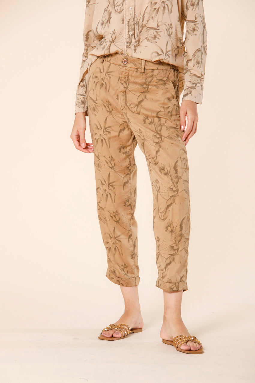 image 1 de pantalon chino femme en tencel avec imprimé feuilles modèle linda summer en biscuit de Mason's