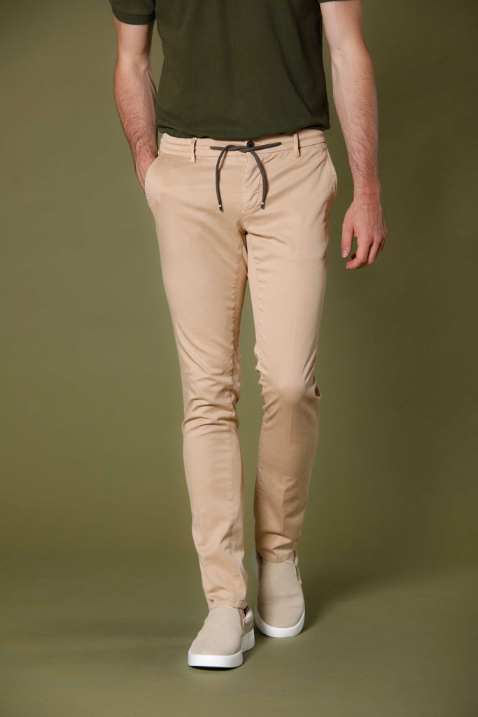 Immagine 1 di pantaloni chino jogger uomo in cotone e tencel color kaki scuro modello Milano Jogger di Mason's