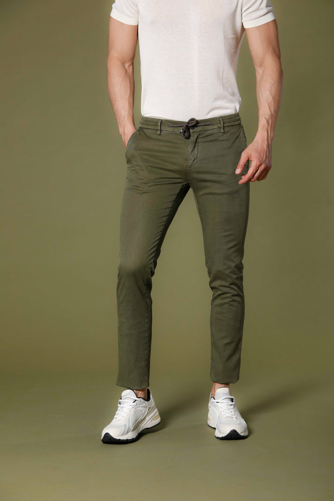 Immagine 1 di pantalone chino jogger uomo in cotone e tencel verde modello Milano Jogger di Mason's
