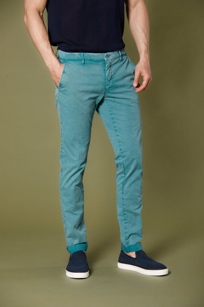 Immagine 1 di pantalone chino uomo in twill stretch color verde menta modello Milano Style Essential di Mason's