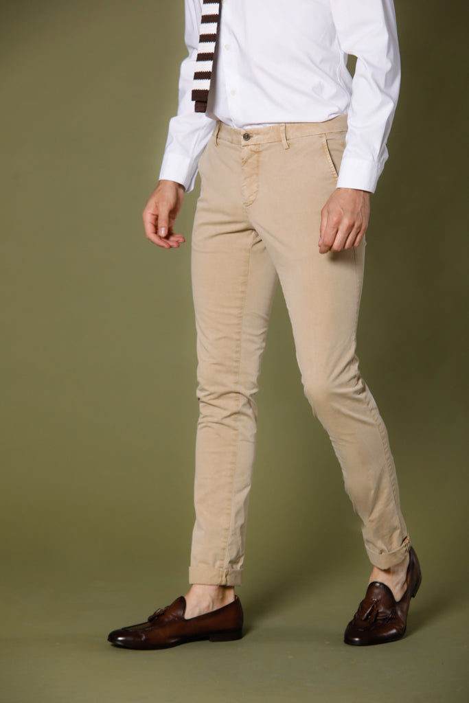 Immagine 1 di pantalone chino uomo in twill stretch color kaki scuro modello Milano Style Essential di Mason's