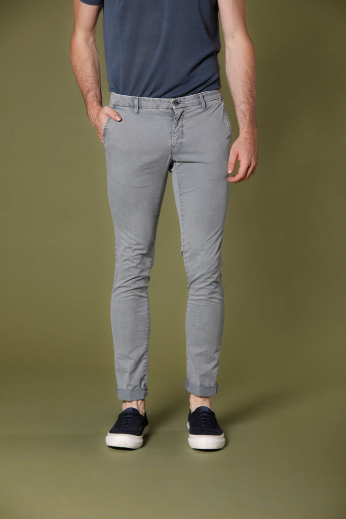 Immagine 1 di pantalone chino uomo in twill stretch grigio chiaro extra slim fit modello Milano Style Essential di Mason's
