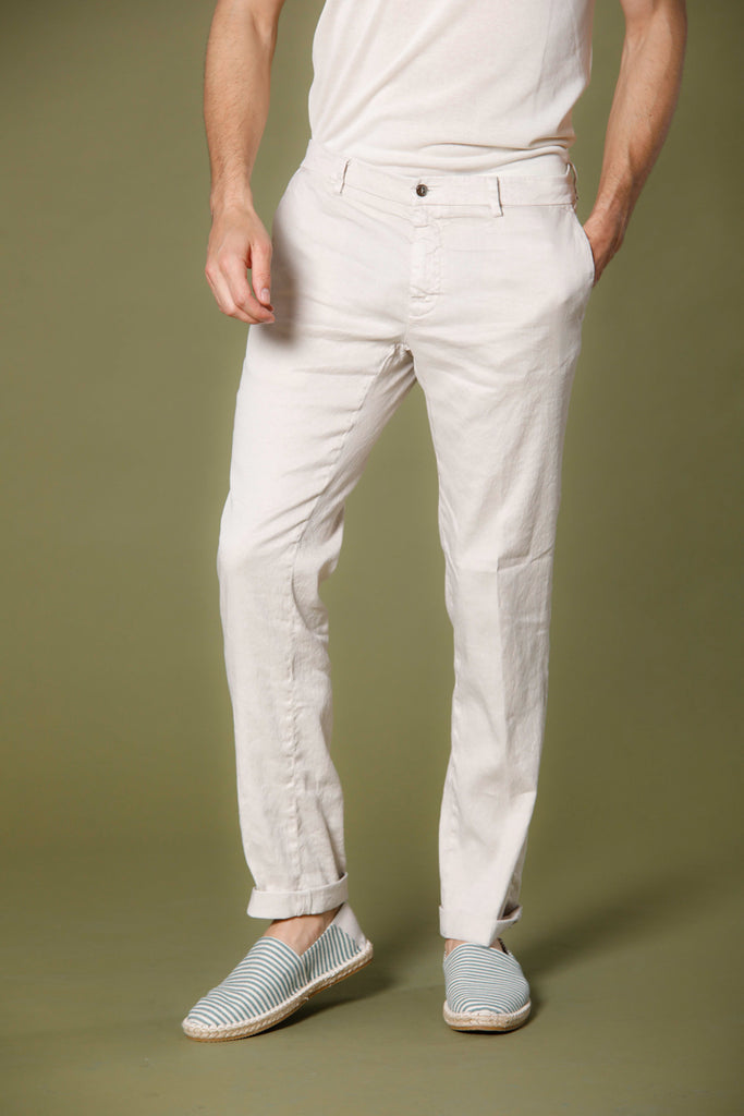Immagine 1 di pantalone chino uomo in lino e twill di cotone color stucco modello New York di Mason's