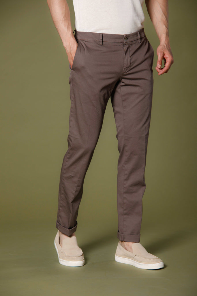 Immagine 1 di pantalone chino uomo in raso stretch marroncino modello New York di Mason's