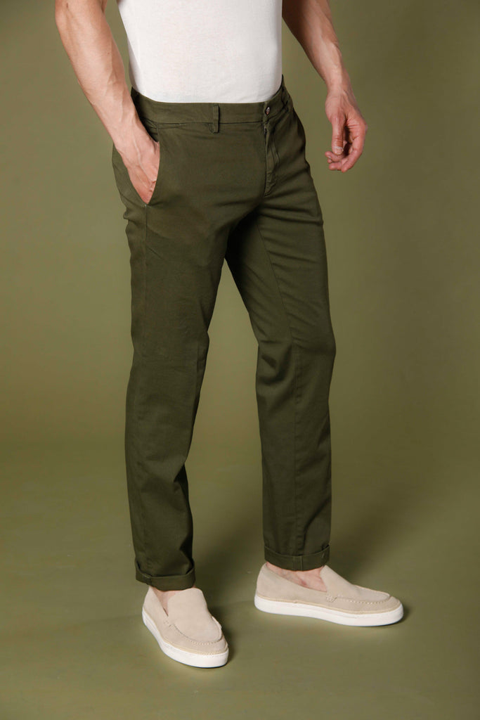 Immagine 1 di pantalone chino da uomo in raso stretch verde modello New York di Mason's
