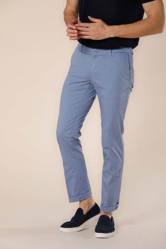 Immagine 1 di pantalone chino da uomo in raso stretch azzurro modello New York di Mason's
