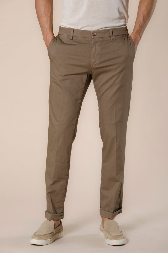 Immagine 1 di pantalone chino uomo in raso stretch color stucco scuro regular