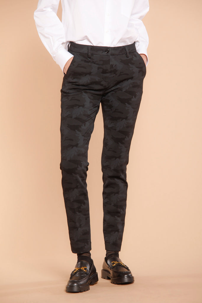 immagine 1 di pantalone chino donna in jersey con pattern camouflage colore nero modello New York Slim di Mason's