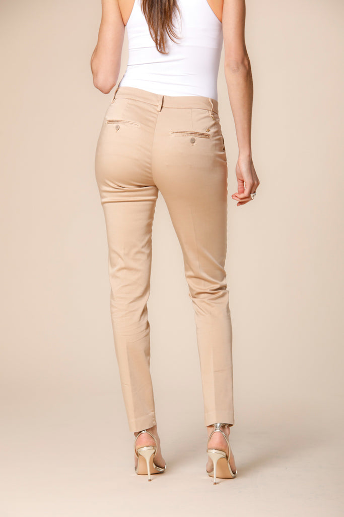 Immagine 4 di pantalone chino donna in raso stretch kaki scuro modello New York Slim di Mason's