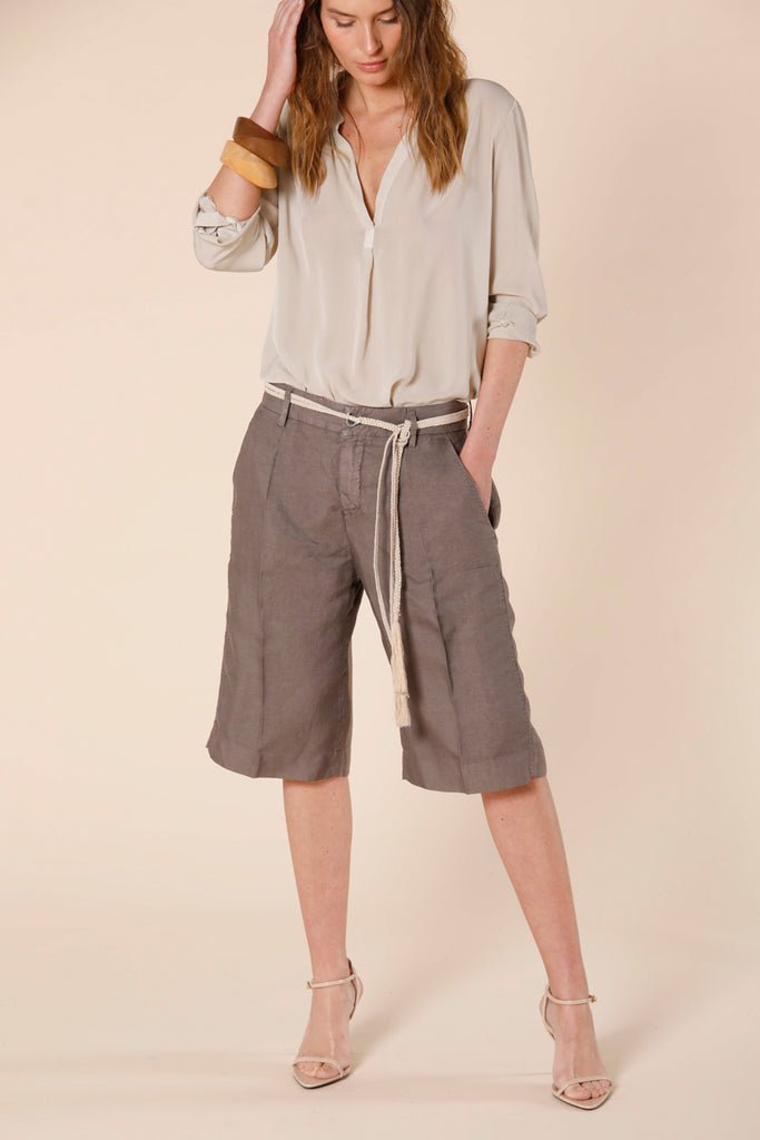 immagine 1 di pantaloni bermuda chino donna in tencel e lino regular modello new york straight colore marroncino di mason's 
