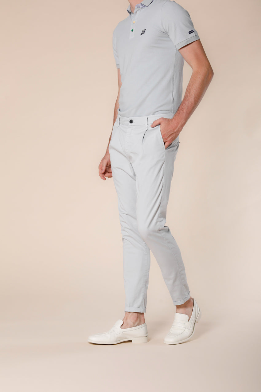 Image 1 du pantalon chino homme en coton et tencel gris clair modéle Osaka 1 Pinces par Mason's