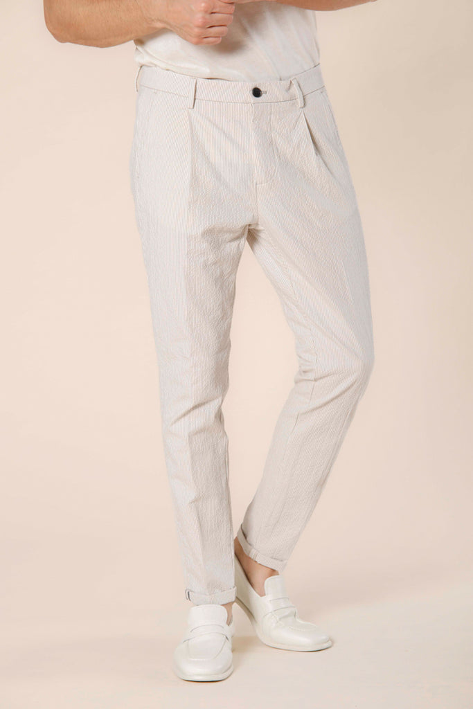 Immagine 1 di pantalone chino uomo in seersucker beige con riga carrot fit modello Osaka 1 Pinces di Mason's