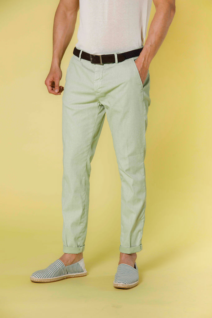 Immagine 1 di pantalone chino uomo in cotone color verdino con microfantasia modello Osaka Style di Mason's