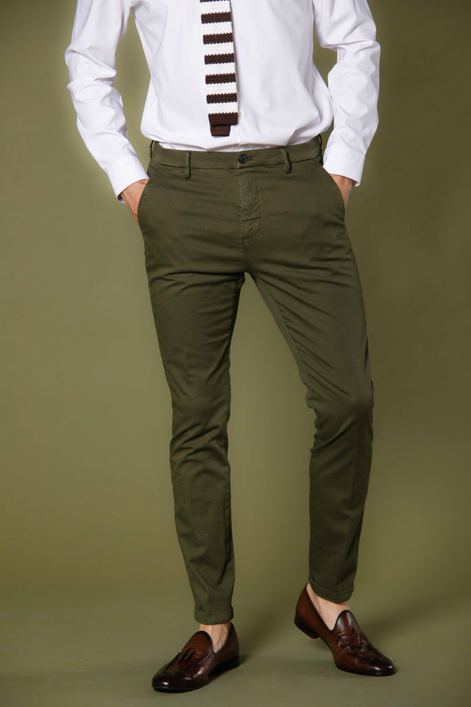 Immagine 1 di pantalone chino uomo in tricotina di cotone e tencel verde in carrot fit modello Osaka Style di Mason's