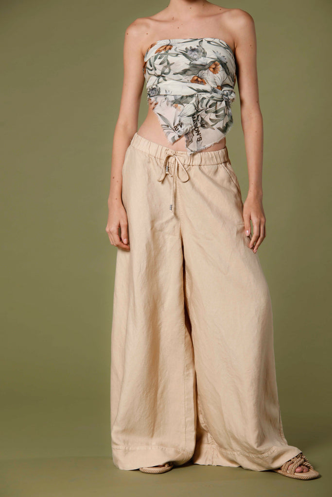 immagine 1 di pantalone chino donna in tencel e lino modello Portofino colore kaki scuro relaxed fit di Mason's 