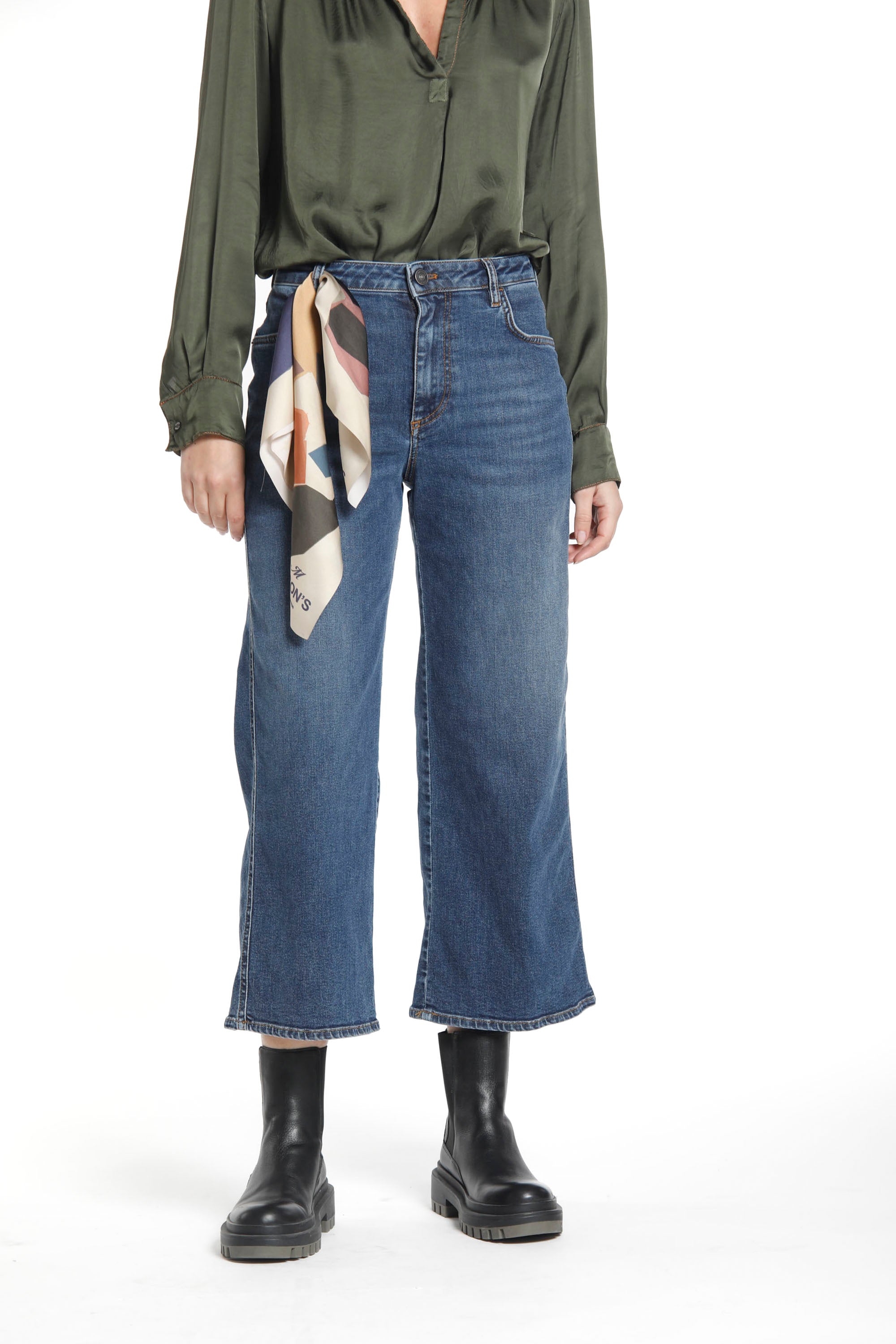 Image 1 of woman's 5-pocket pants in stretch denim navy blue model Samantha by Mason's