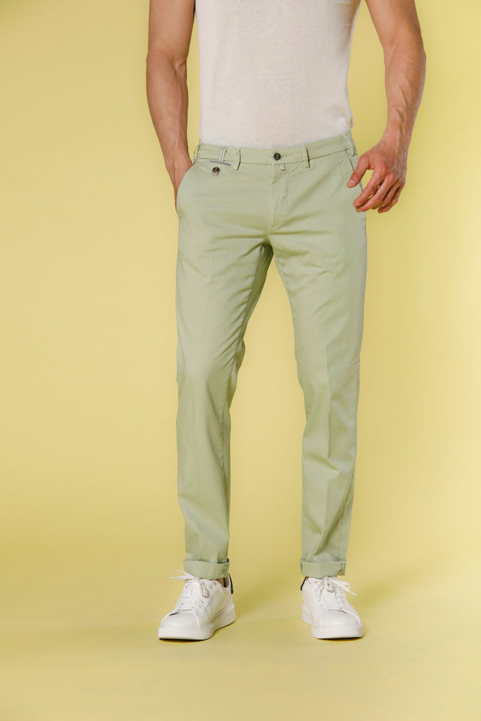 Immagine 1 di pantalone chino da uomo in raso stretch verdino con nastri modello Torino Prestige di Mason's