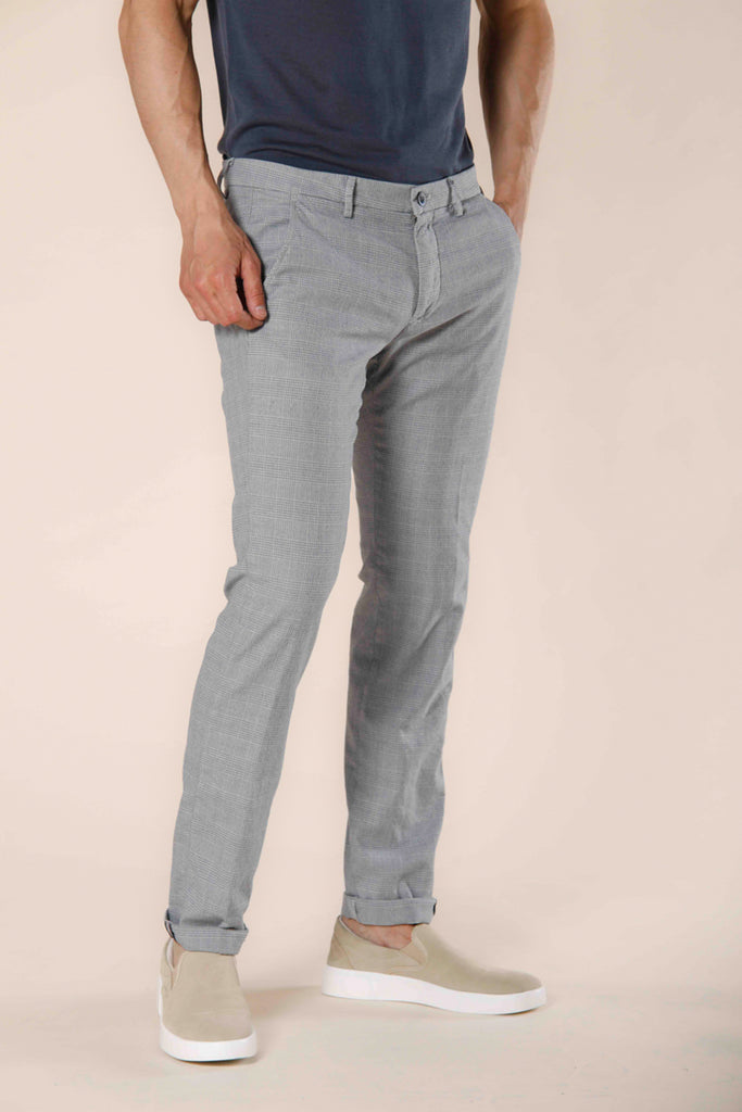 Immagine 1 di pantalone chino uomo in cotone grigio chiaro con stampa galles modello Torino Style di Mason's