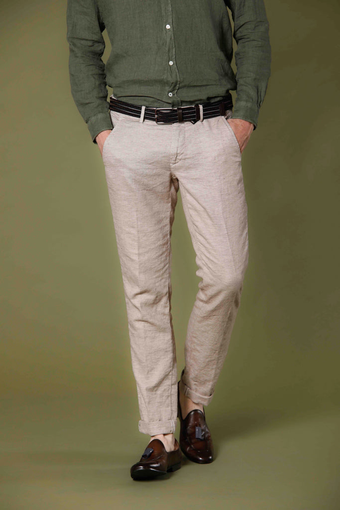 Immagine 1 di pantalone chino uomo in lino e cotone color stucco con occhio di pernice modello Torino Style di Mason's