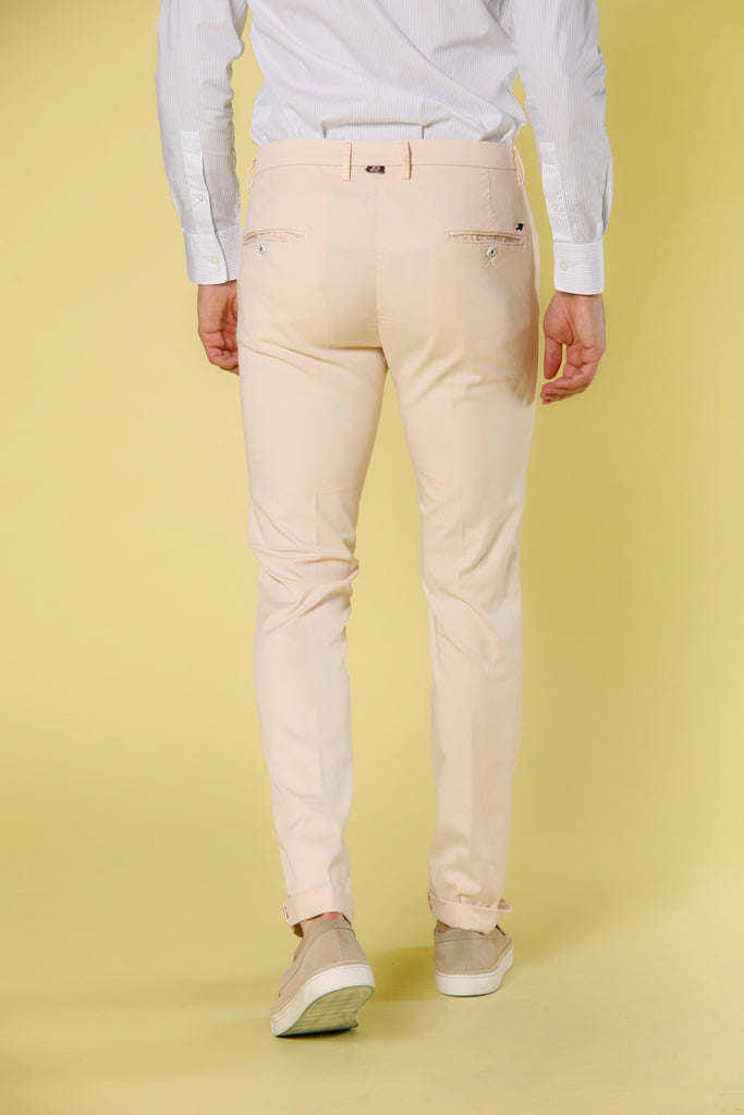 Immagine 4 di pantalone chino uomo in twill di cotone e tencel color rosa pastello modello Torino Summer Color di Mason's