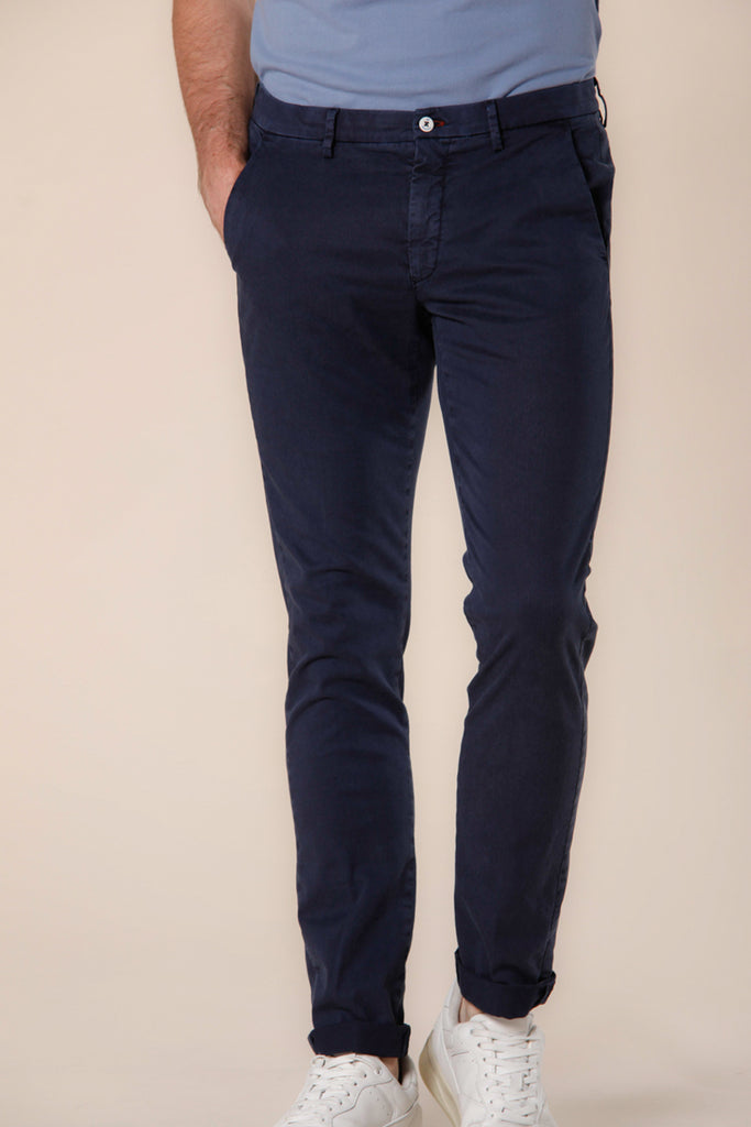 Immagine 1 di pantalone chino uomo in twill di cotone e tencel blu navy modello Torino Summer Color di Mason's