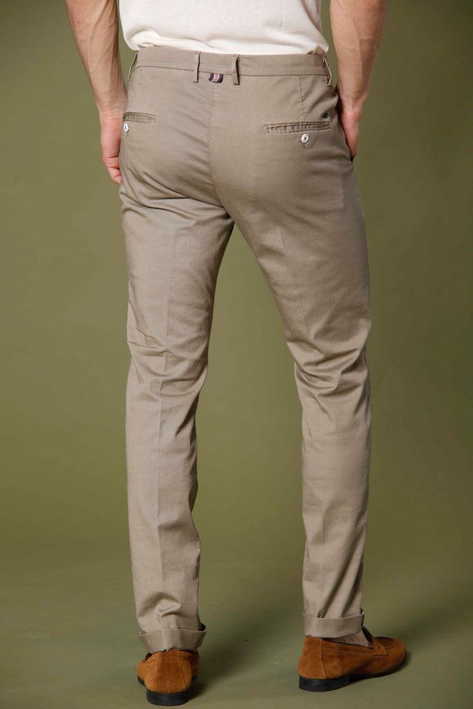 Immagine 5 di pantalone chino uomo in twill di cotone e tencel color stucco scuro modello Torino Summer Color di Mason's