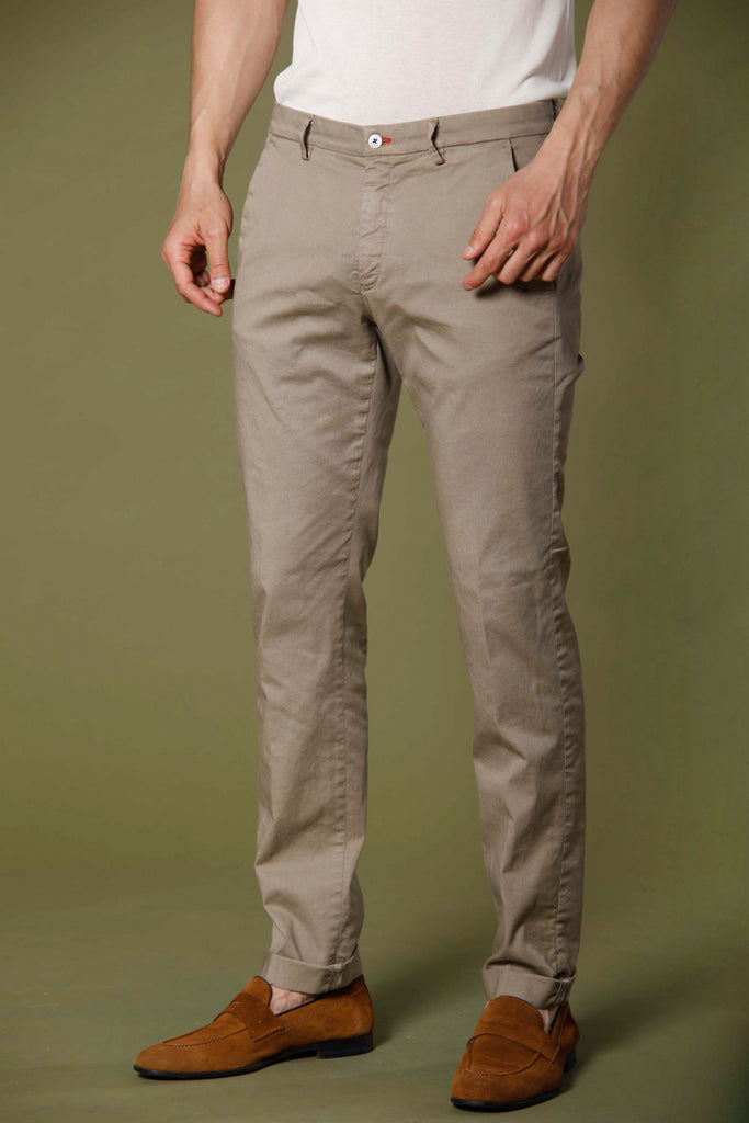 Immagine 1 di pantalone chino uomo in twill di cotone e tencel color stucco scuro modello Torino Summer Color di Mason's