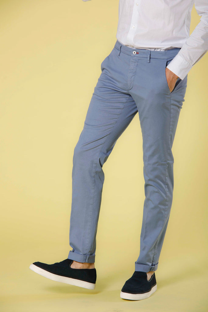 Immagine 4 di pantalone chino uomo in twill di cotone e tencel colore azzurro modello Torino Summer Color di Mason's