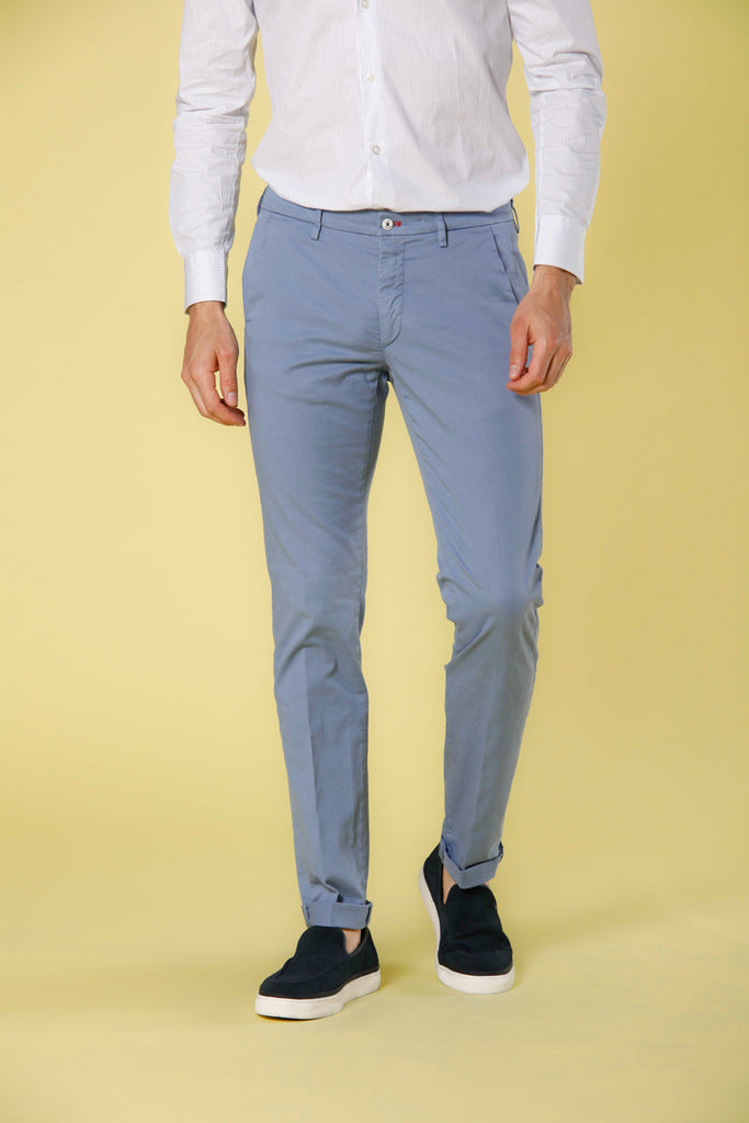 Immagine 1 di pantalone chino uomo in twill di cotone e tencel colore azzurro modello Torino Summer Color di Mason's