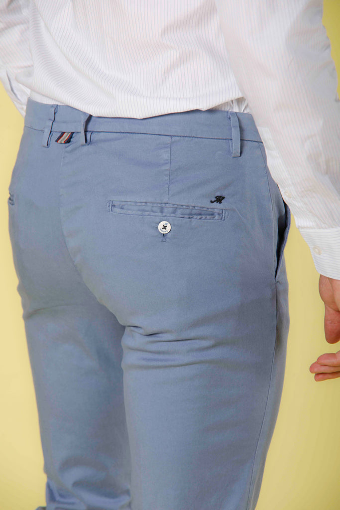 Immagine 3 di pantalone chino uomo in twill di cotone e tencel colore azzurro modello Torino Summer Color di Mason's