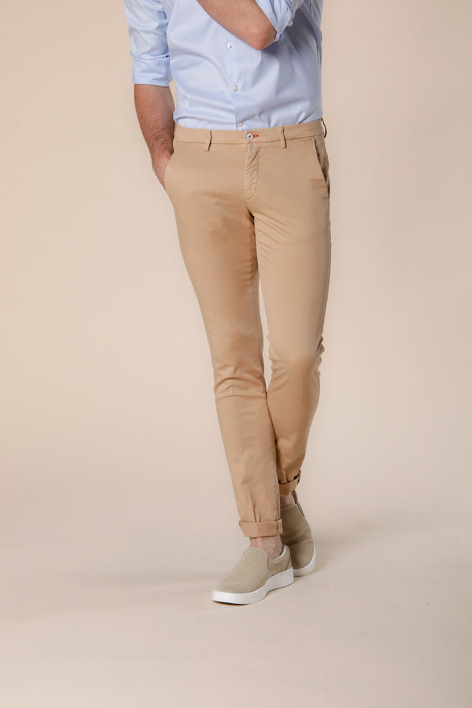 Immagine 1 di pantalone chino uomo in twill di cotone e tencel kaki scuro modello Torino Summer Color di Mason's
