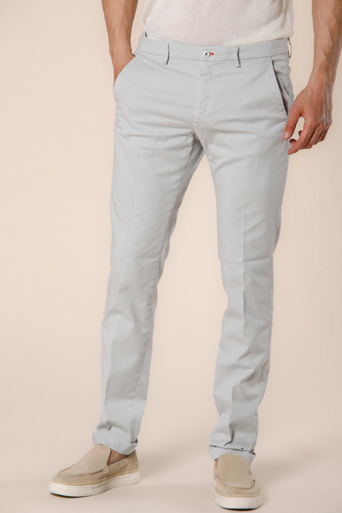 Immagine 1 di pantalone chino uomo in twill di cotone e tencel celestino modello Torino Summer Color di Mason's