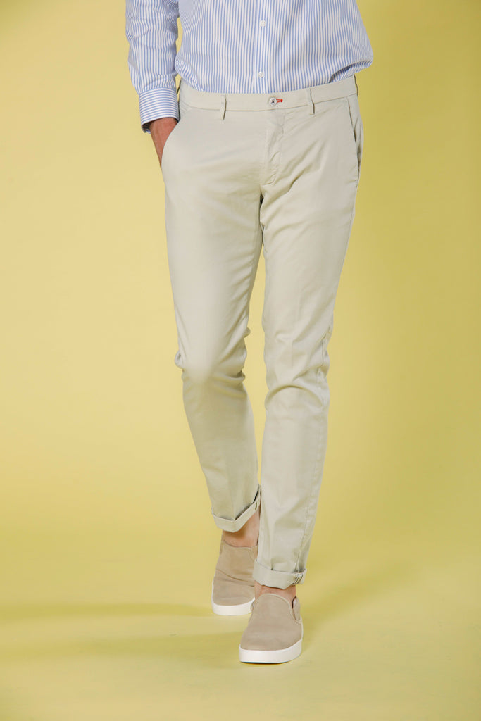 Immagine 1 di pantalone chino uomo in twill di cotone e tencel verdino modello Torino Summer Color di Mason's