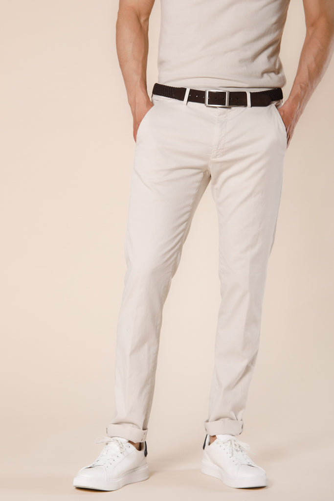 Immagine 1 di pantaloni chino uomo in twill di cotone e tencel color stucco modello Torino Summer Color di Mason's