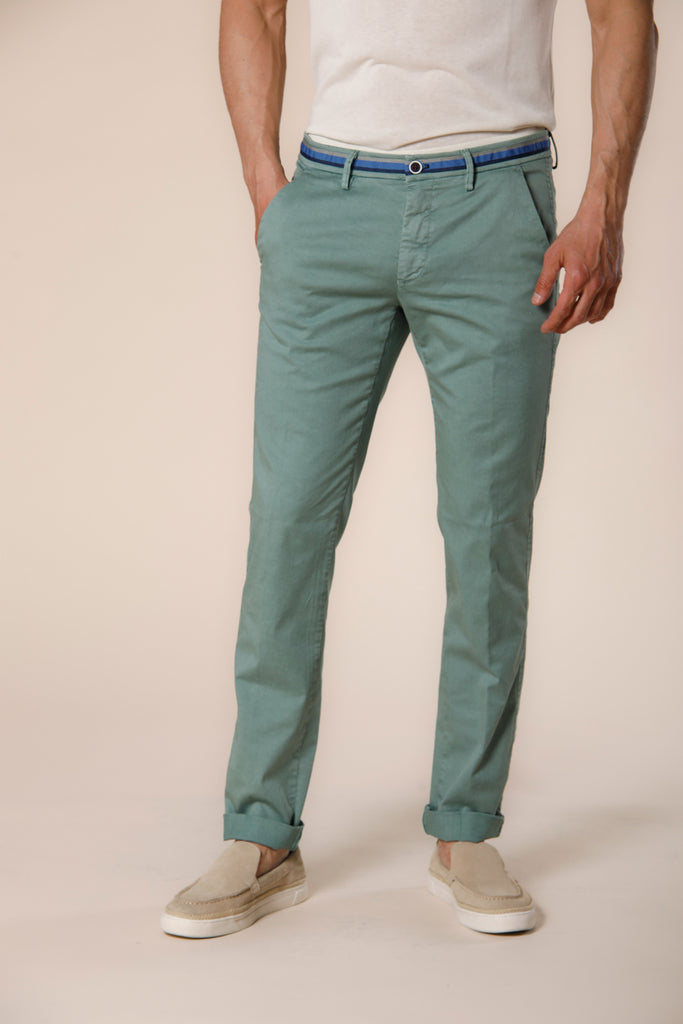 Immagine 1 di pantalone chino uomo in cotone e tencel color verde menta con nastri slim fit modello Torino Summer di Mason's