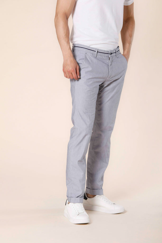 Immagine 1 di pantalone chino da uomo in cotone e tencel bianco con riga fine blu modello Torino Tapes di Mason's