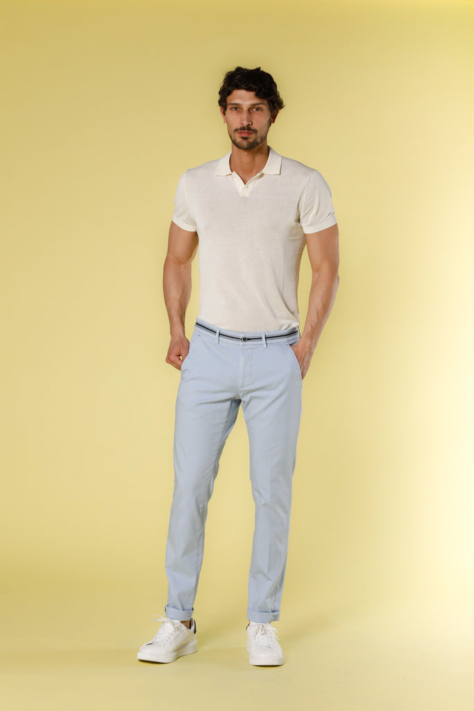 Immagine 1 di pantalone chino da uomo in raso stretch colore cielo con nastri modello Torino Tapes di Mason's
