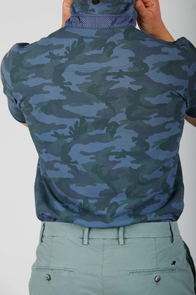 Print polo uomo in piquet con stampa camouflage e dettagli ①