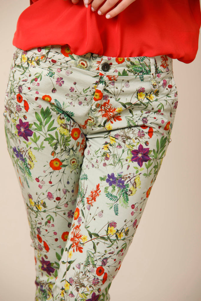 Jaqueline Capri pantalone chino donna in fantasia floreale curvy