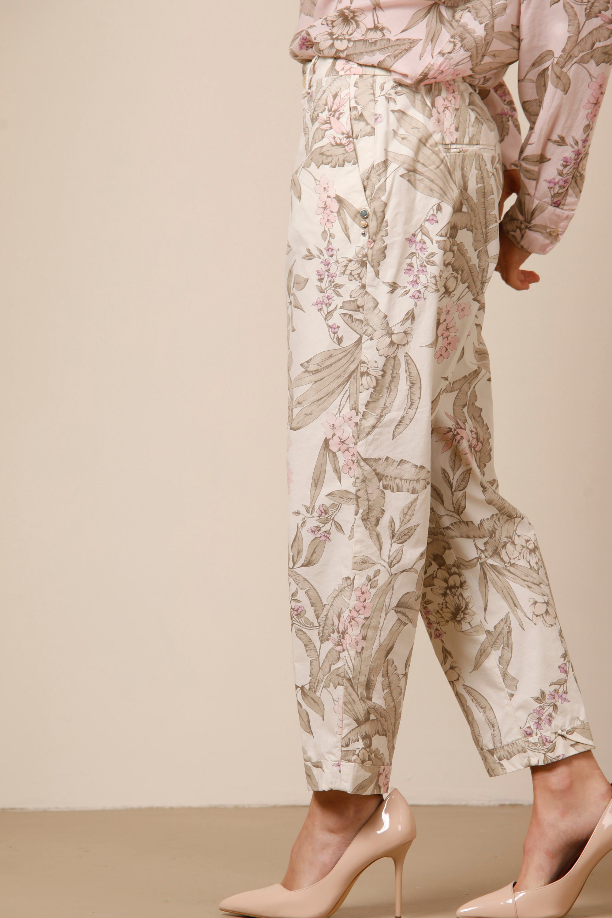 Linda Summer woman chino pants with flower pattern relaxed