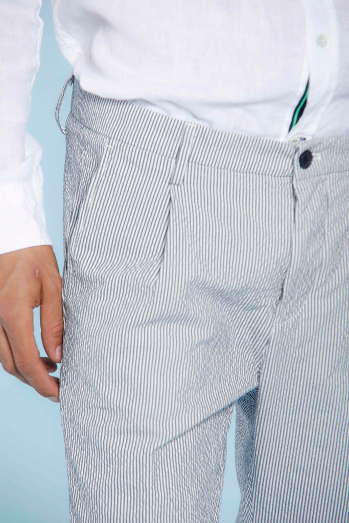 Osaka 1 Pinces pantalone chino uomo in seersucker con riga carrot fit